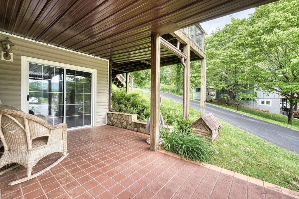 Hayesville, North Carolina, 28904, United States, 3 Bedrooms Bedrooms, ,3 BathroomsBathrooms,Residential,For Sale,1862322