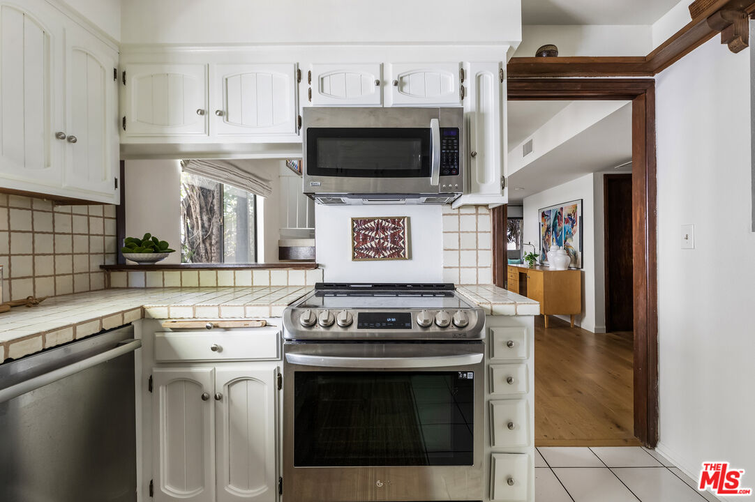 Los Angeles, California, 90025, United States, 3 Bedrooms Bedrooms, ,3 BathroomsBathrooms,Residential,For Sale,1987616