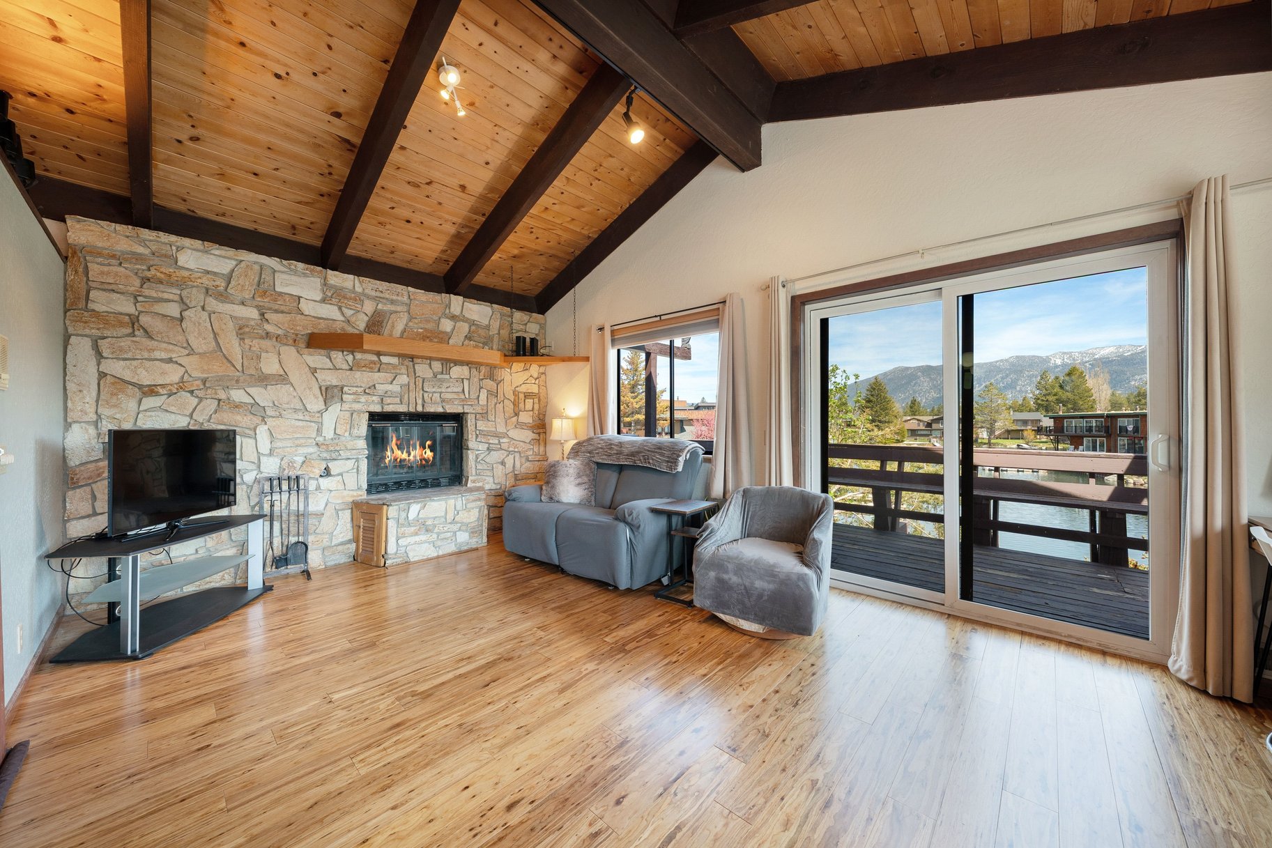  Tahoe Keys Charmer with Stunning Views - 物件實景