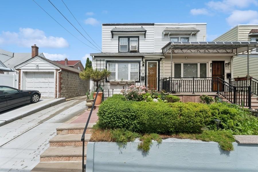 Bayside, New York, 11361, United States, 3 Bedrooms Bedrooms, ,2 BathroomsBathrooms,Residential,For Sale,1858297