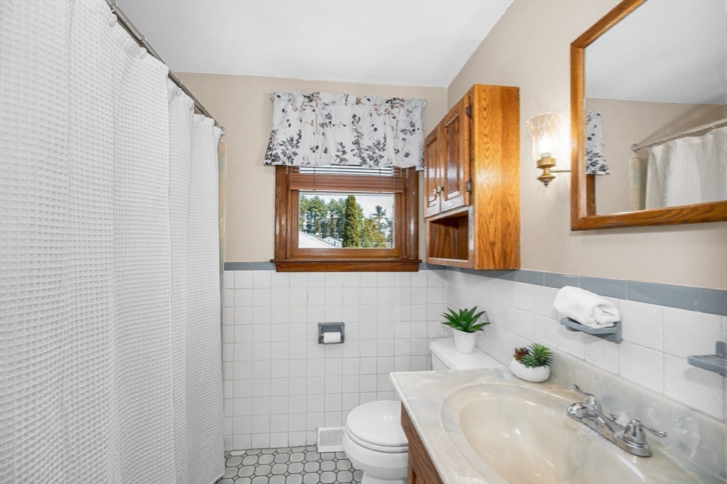 Billerica, Massachusetts, 01821, United States, 5 Bedrooms Bedrooms, ,4 BathroomsBathrooms,Residential,For Sale,2039558