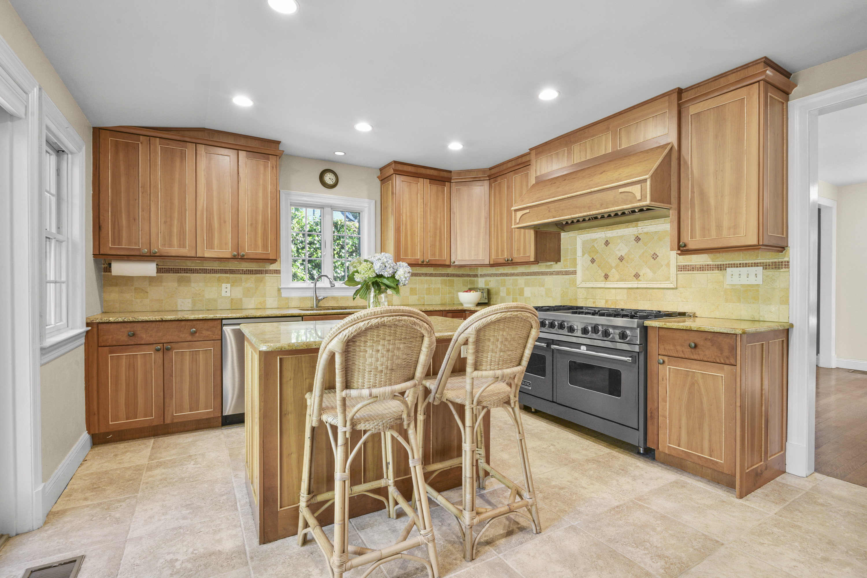 Sun-Filled Larchmont Woods Colonial - 物件實景