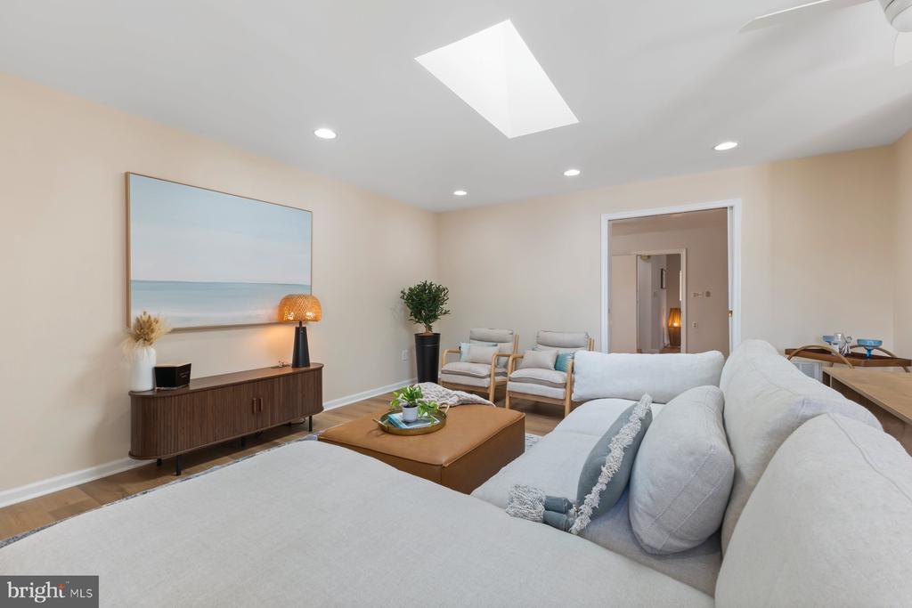 Takoma Park, Maryland, 20912, United States, 2 Bedrooms Bedrooms, ,2 BathroomsBathrooms,Residential,For Sale,1974718