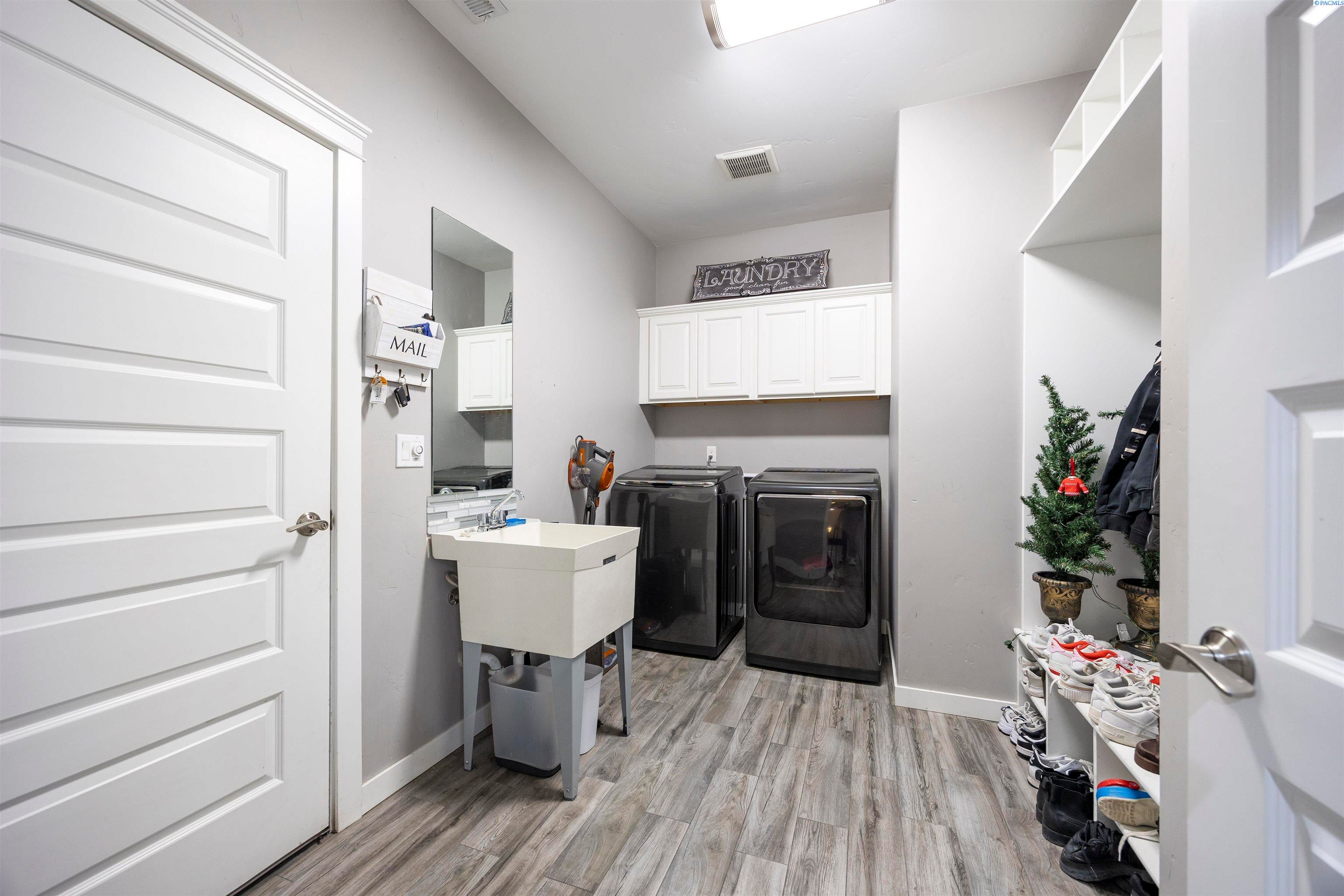 Pasco, Washington, 99301, United States, 6 Bedrooms Bedrooms, ,3 BathroomsBathrooms,Residential,For Sale,2005744