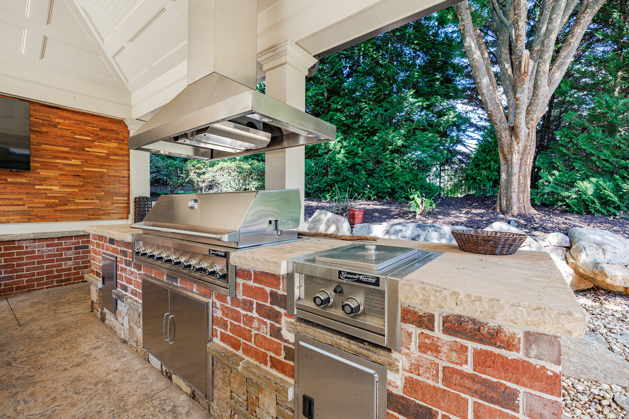  Impressive Brick Estate on a Private Wooded 1+/- Acre Lot in The Manor - 物件實景