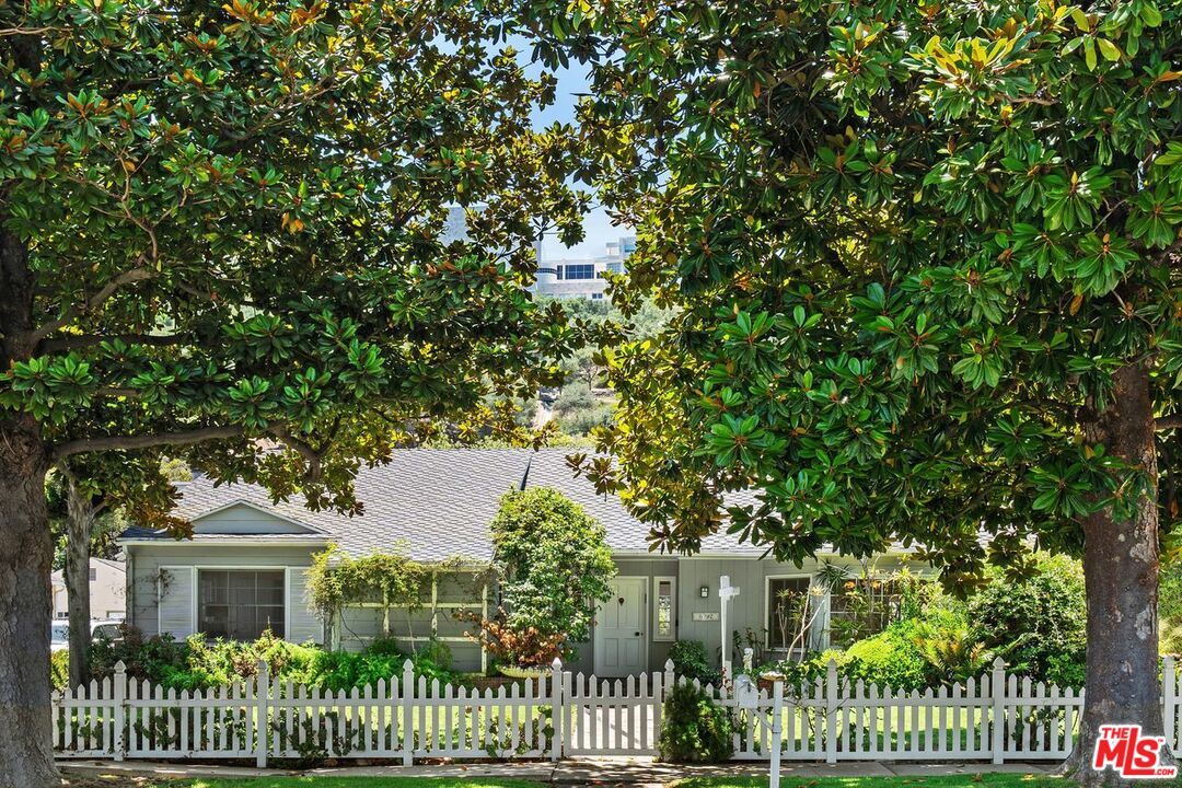 Los Angeles, California, 90049, United States, 3 Bedrooms Bedrooms, ,3 BathroomsBathrooms,Residential,For Sale,1902649