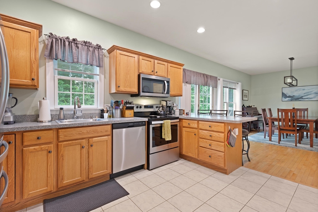 Upton, Massachusetts, 01568, United States, 3 Bedrooms Bedrooms, ,3 BathroomsBathrooms,Residential,For Sale,1912549