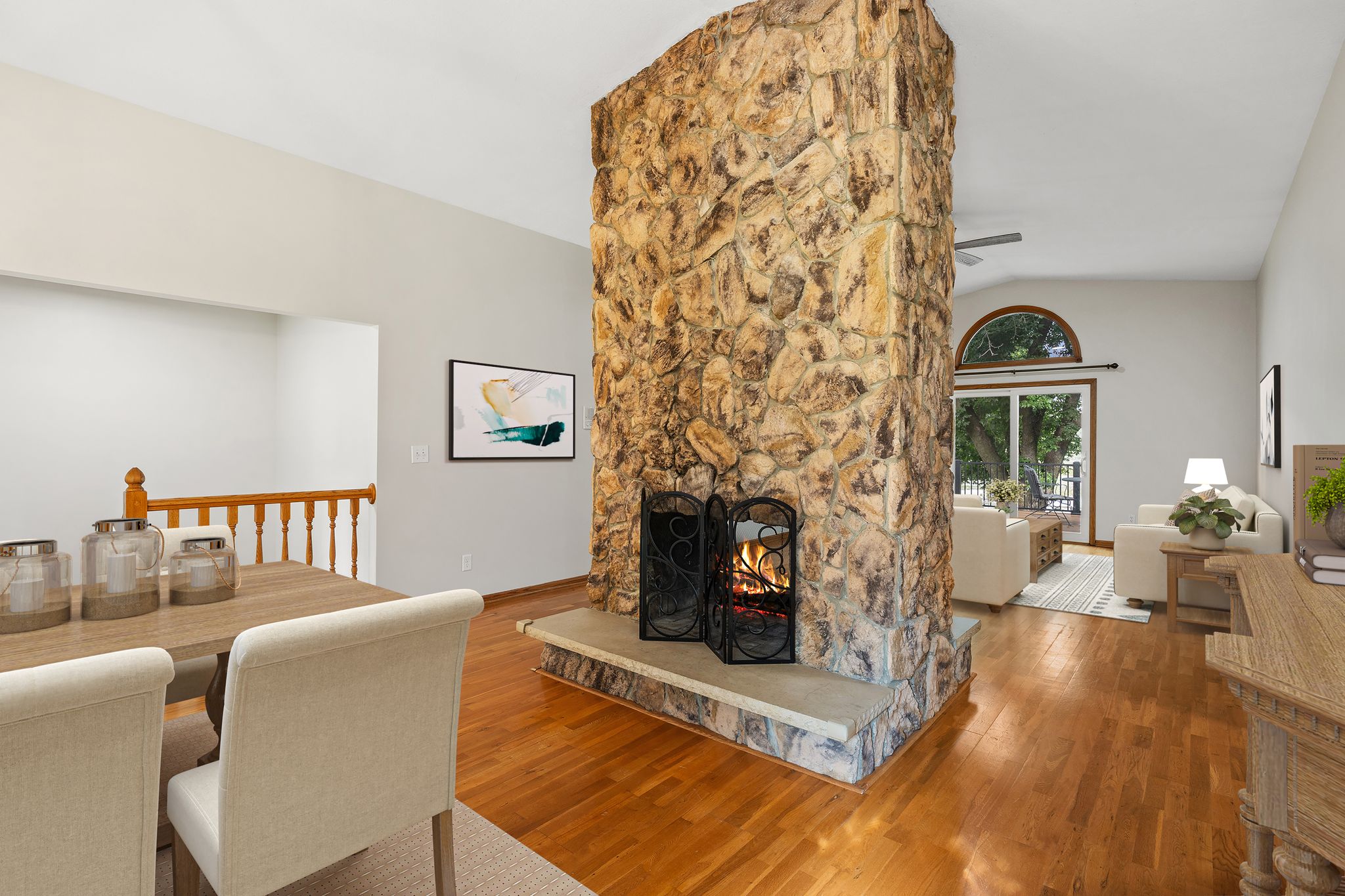  Exceptional Crystal Lake Retreat with Expansive Lakefront Living - 物件實景