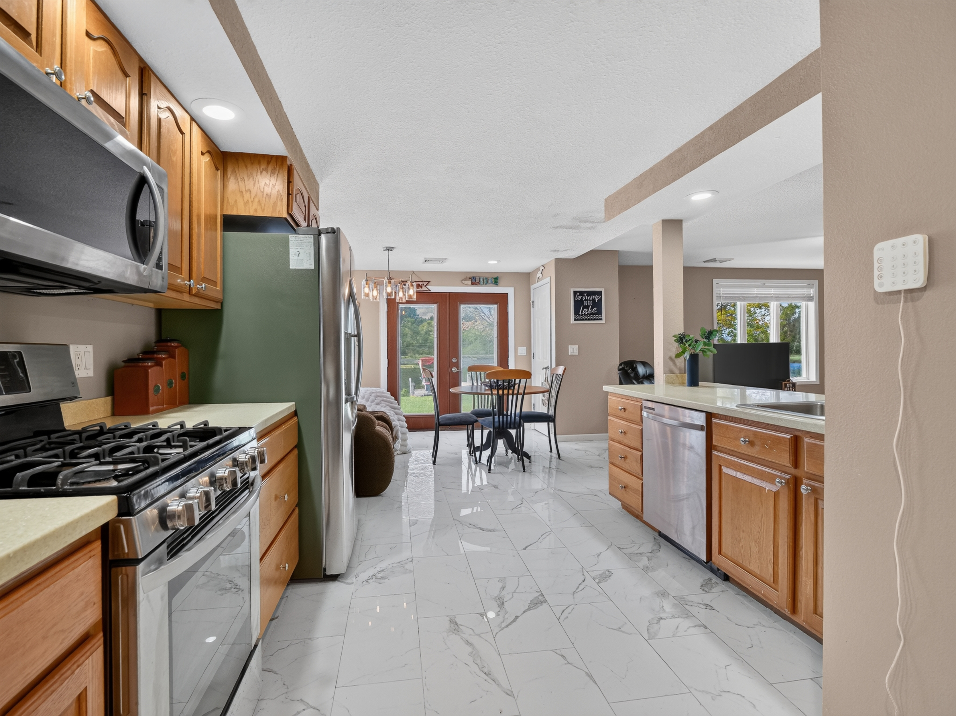  5 Bedroom Home with Lake Wawasee Channel Frontage - 物件實景