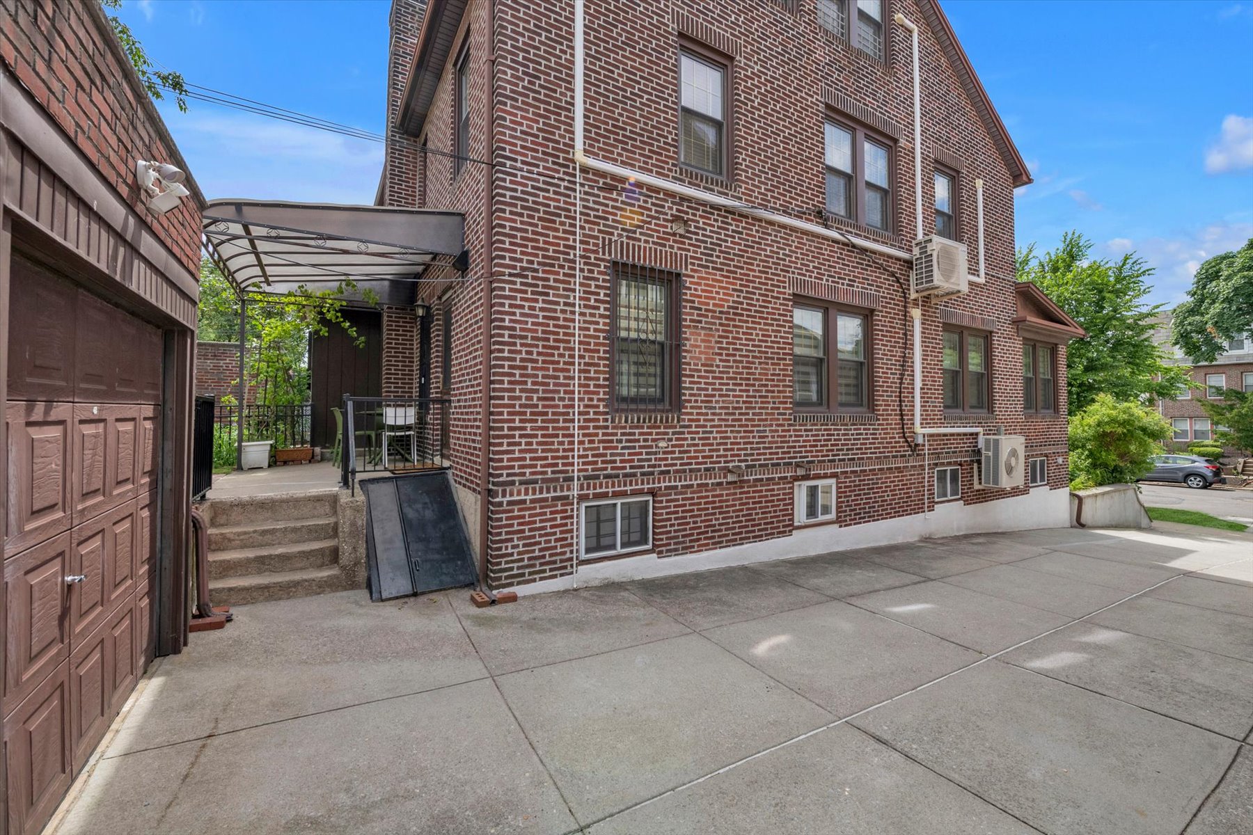  ?REMARKABLY RENOVATED SEMI DETACHED HOME IN FOREST HILLS HILLS? - 物件實景
