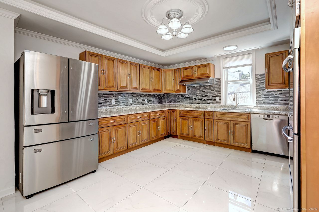 Milford, Connecticut, 06461, United States, 5 Bedrooms Bedrooms, ,2 BathroomsBathrooms,Residential,For Sale,1949907