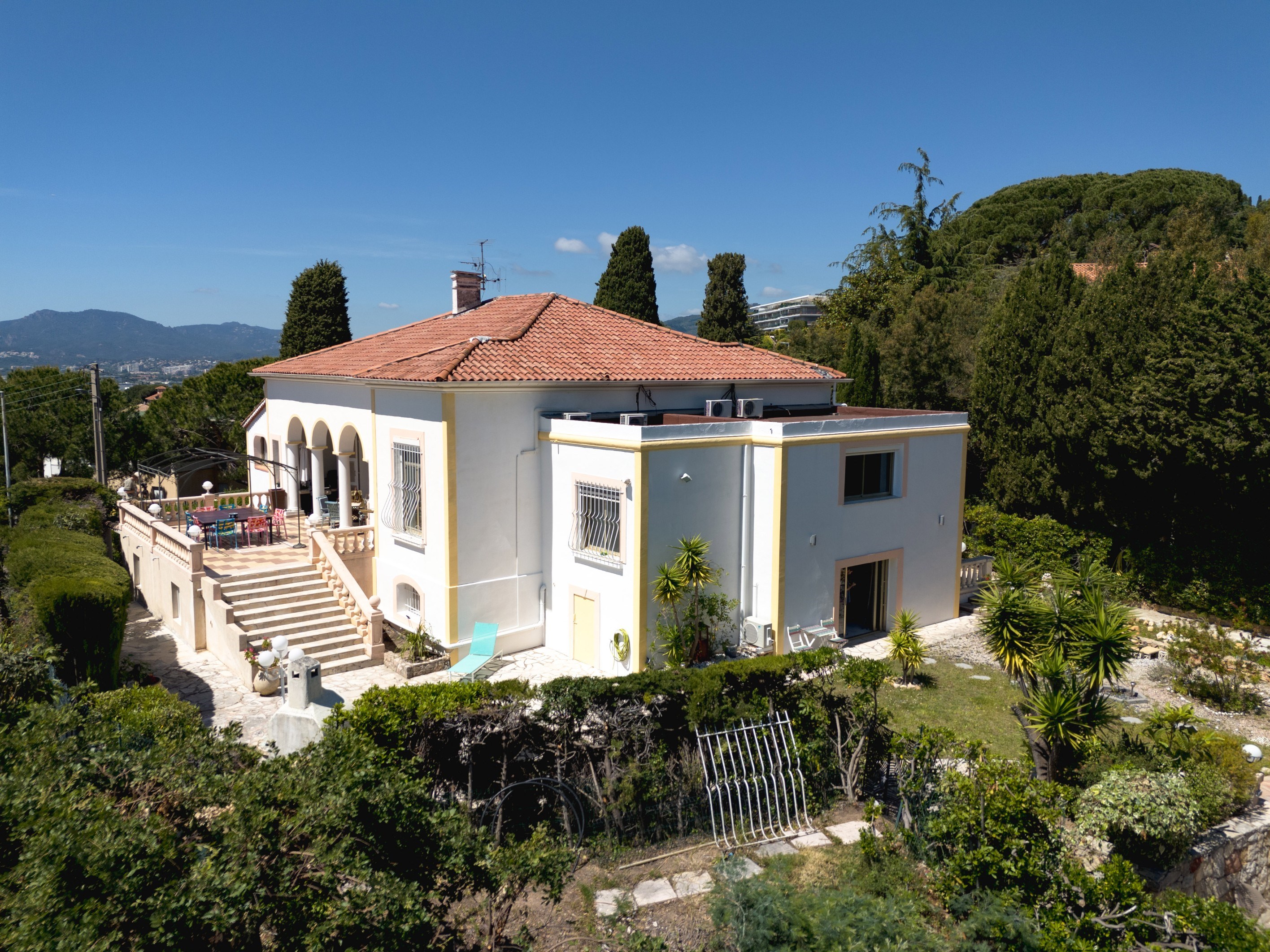  Cannes Croix des Gardes sea view villa with pool and flat landscaped grounds - 物件實景