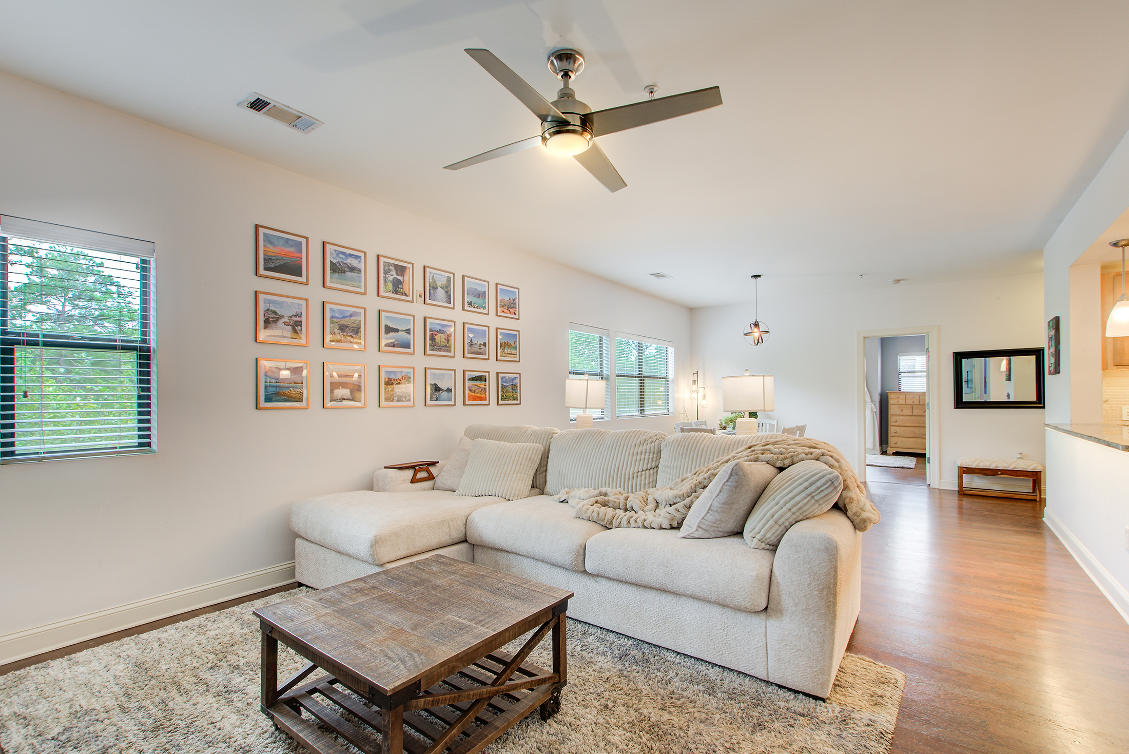  Beautifully Maintained and Light-filled Top Floor Corner Unit - 物件實景