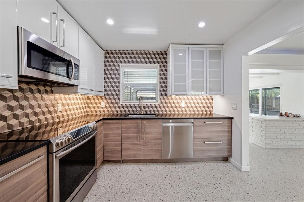 Hollywood, Florida, 33021, United States, 2 Bedrooms Bedrooms, ,1 BathroomBathrooms,Residential,For Sale,1982688