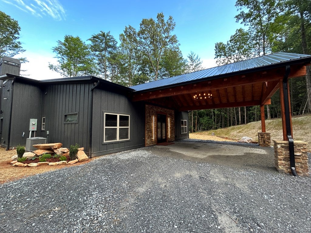 Mineral Bluff, Georgia, 30559, United States, 3 Bedrooms Bedrooms, ,3 BathroomsBathrooms,Residential,For Sale,1871294
