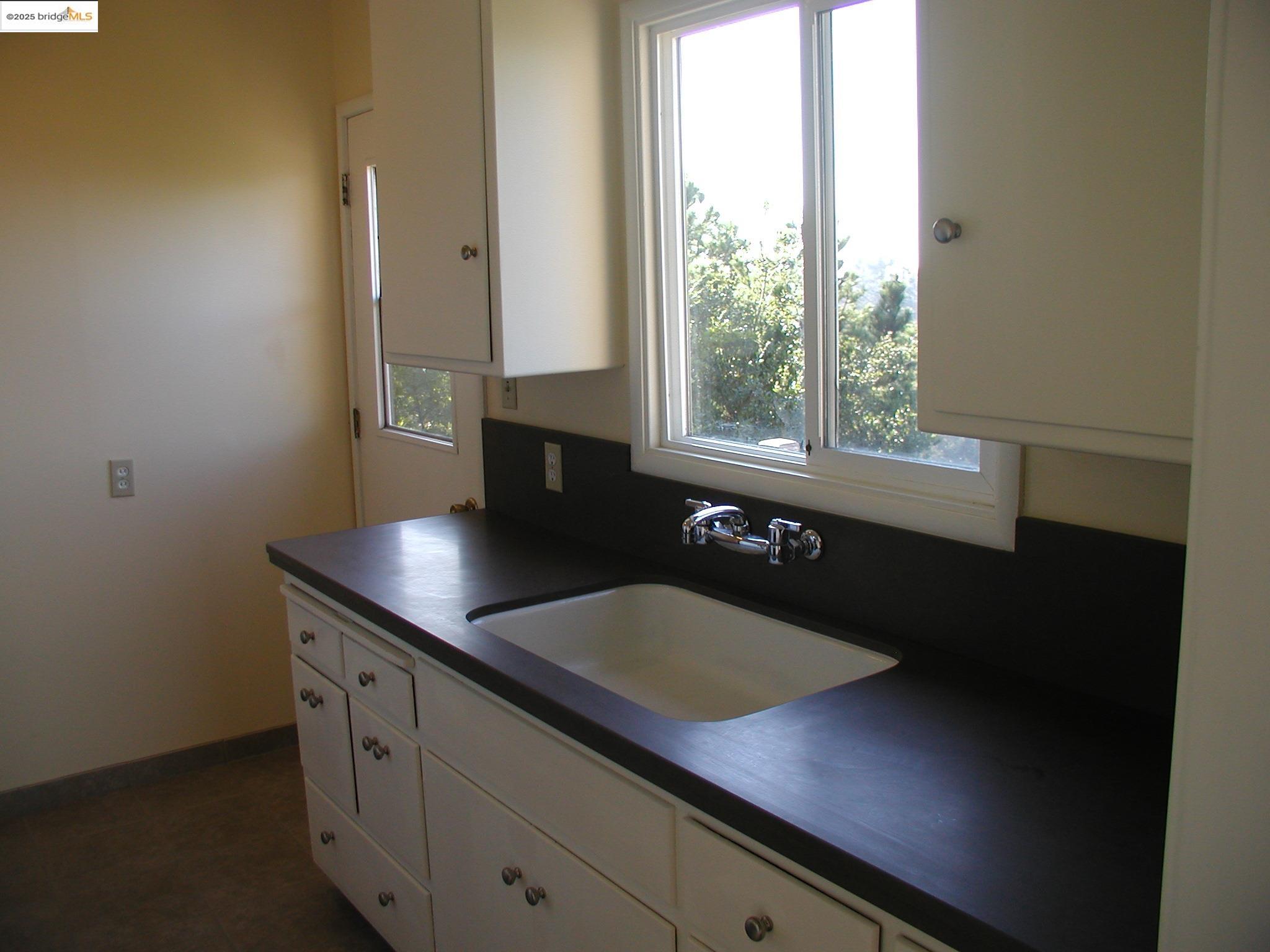 Oakland, California, 94611, United States, 2 Bedrooms Bedrooms, ,1 BathroomBathrooms,Residential,For Sale,1803995