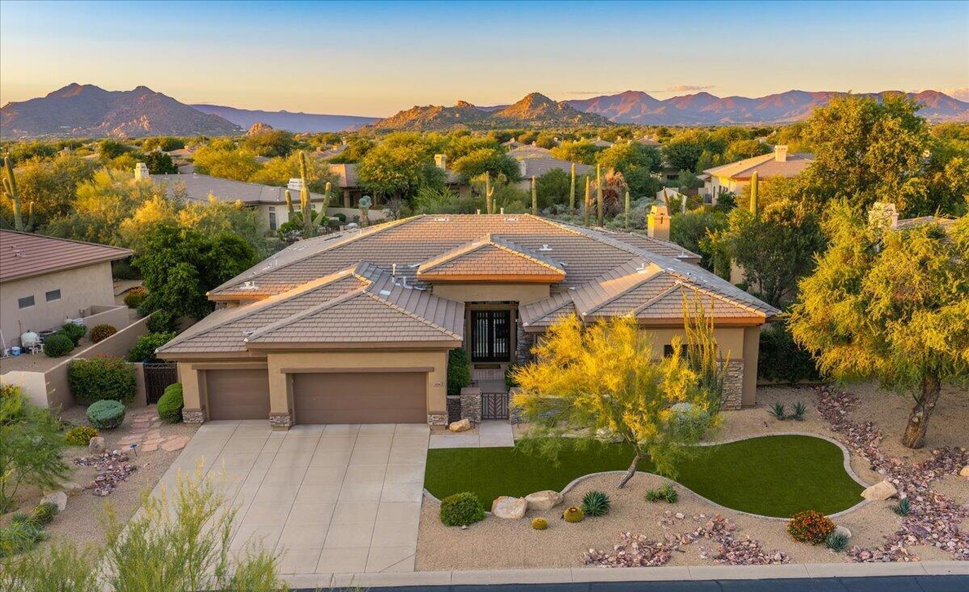  7696 E Moura Dr  Scottsdale, AZ - 物件實景
