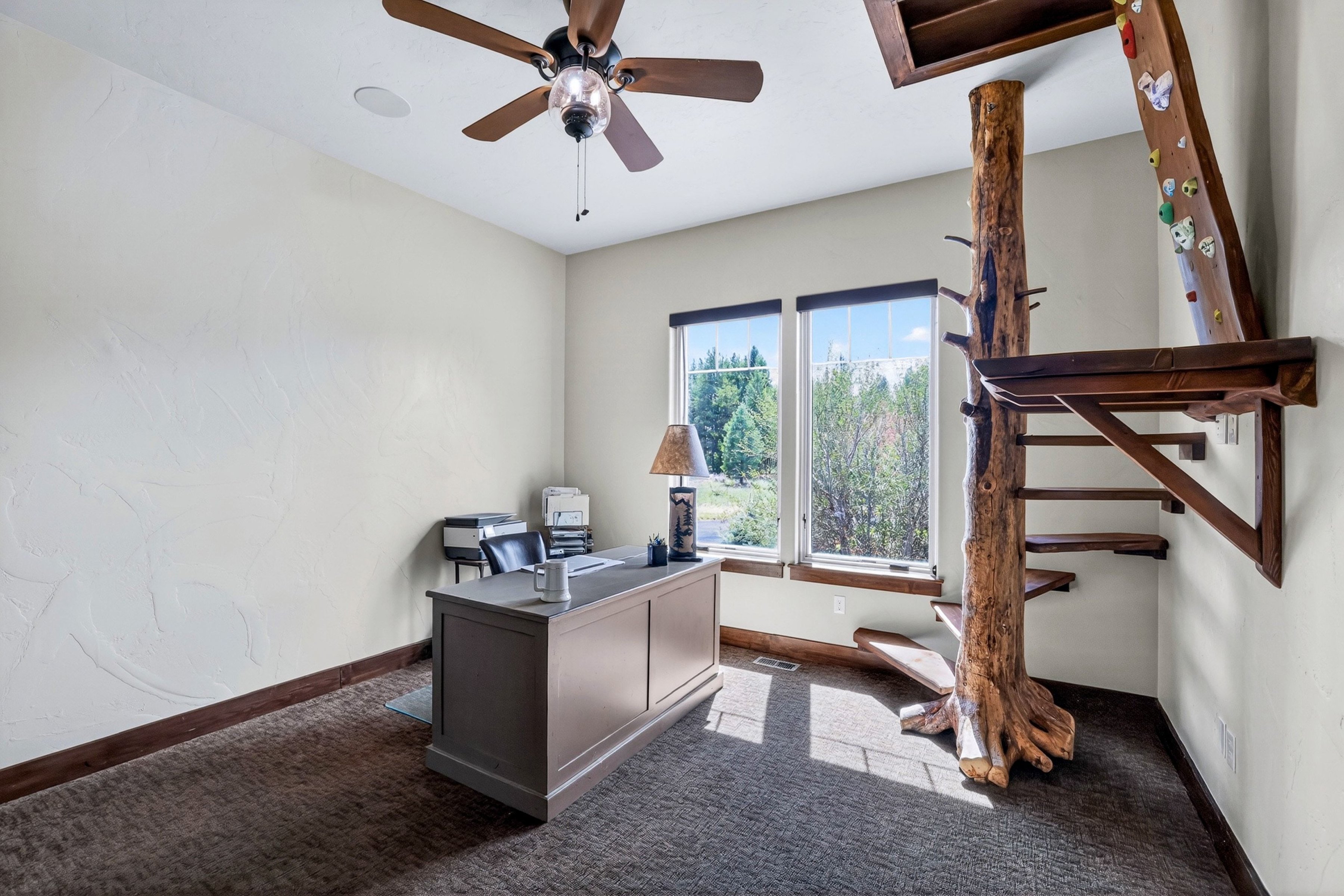  Stunning Home with Payette River Frontage on 2.66 Acres in McCall, Idaho - 物件實景