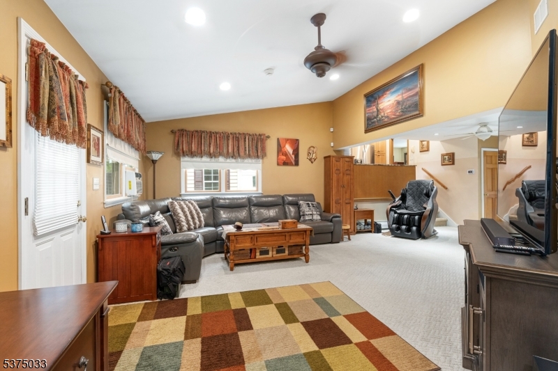 Rockaway Twp., New Jersey, 07866, United States, 3 Bedrooms Bedrooms, ,3 BathroomsBathrooms,Residential,For Sale,1906330