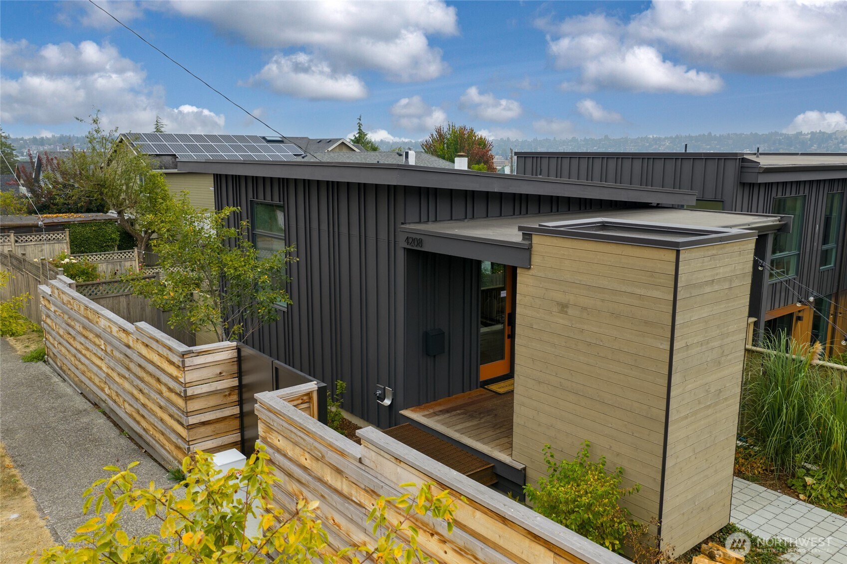 Seattle, Washington, 98199, United States, 2 Bedrooms Bedrooms, ,1 BathroomBathrooms,Residential,For Sale,1950850