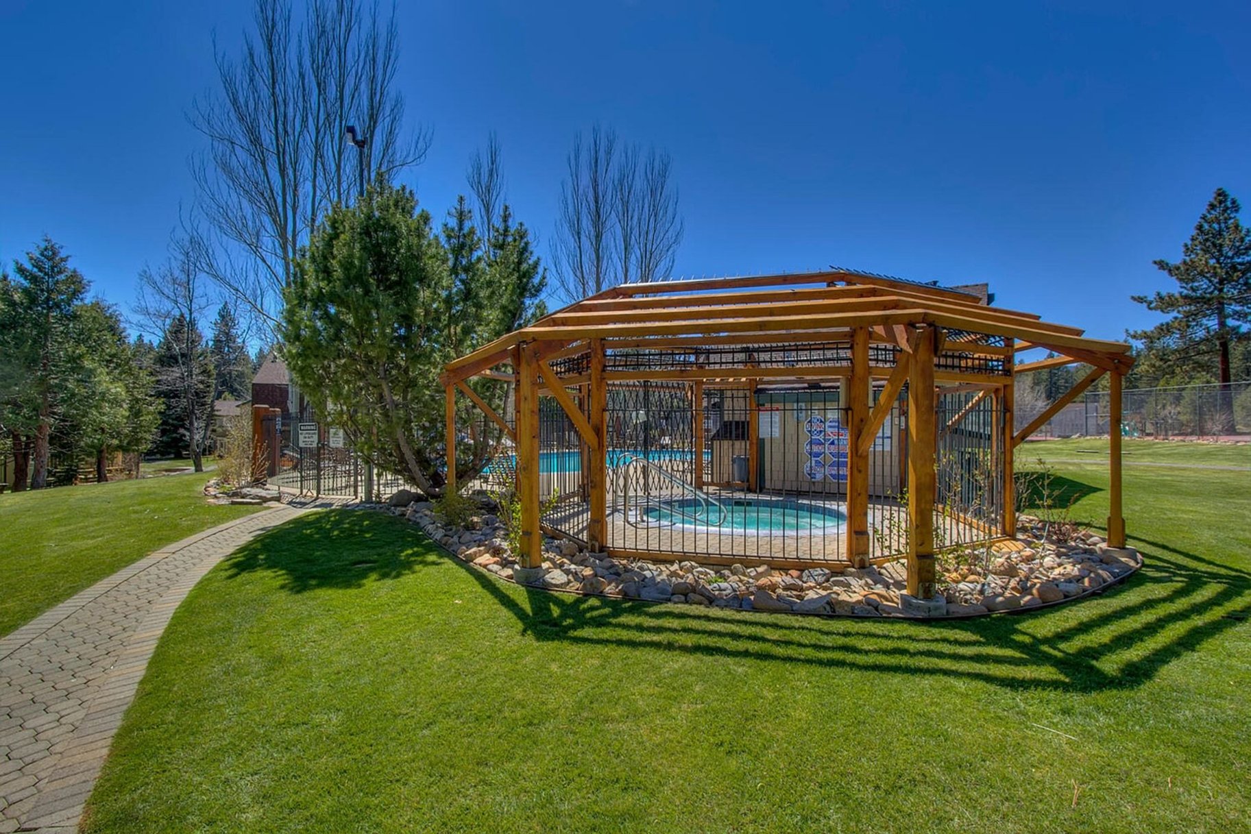  Updated and Well Located Lake Forest Glen Condo - 物件實景