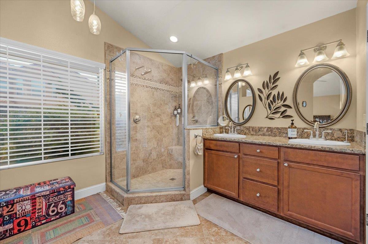 Fresno, California, 93720, United States, 5 Bedrooms Bedrooms, ,3 BathroomsBathrooms,Residential,For Sale,1981916