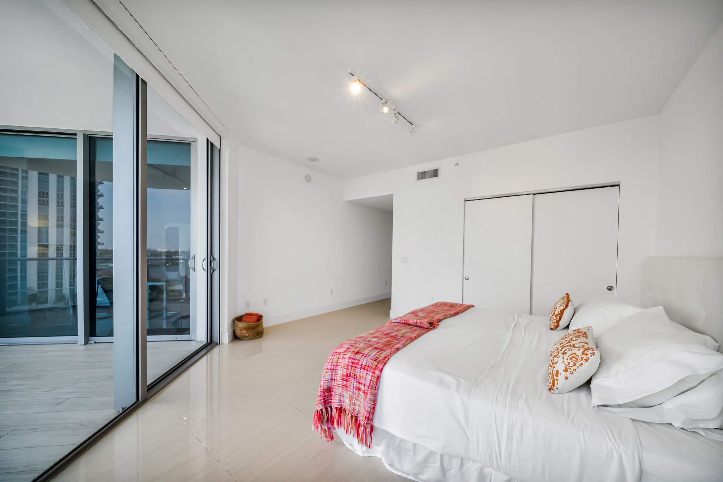  17301 Biscayne Blvd, North Miami Beach, FL, 33160 - 物件實景