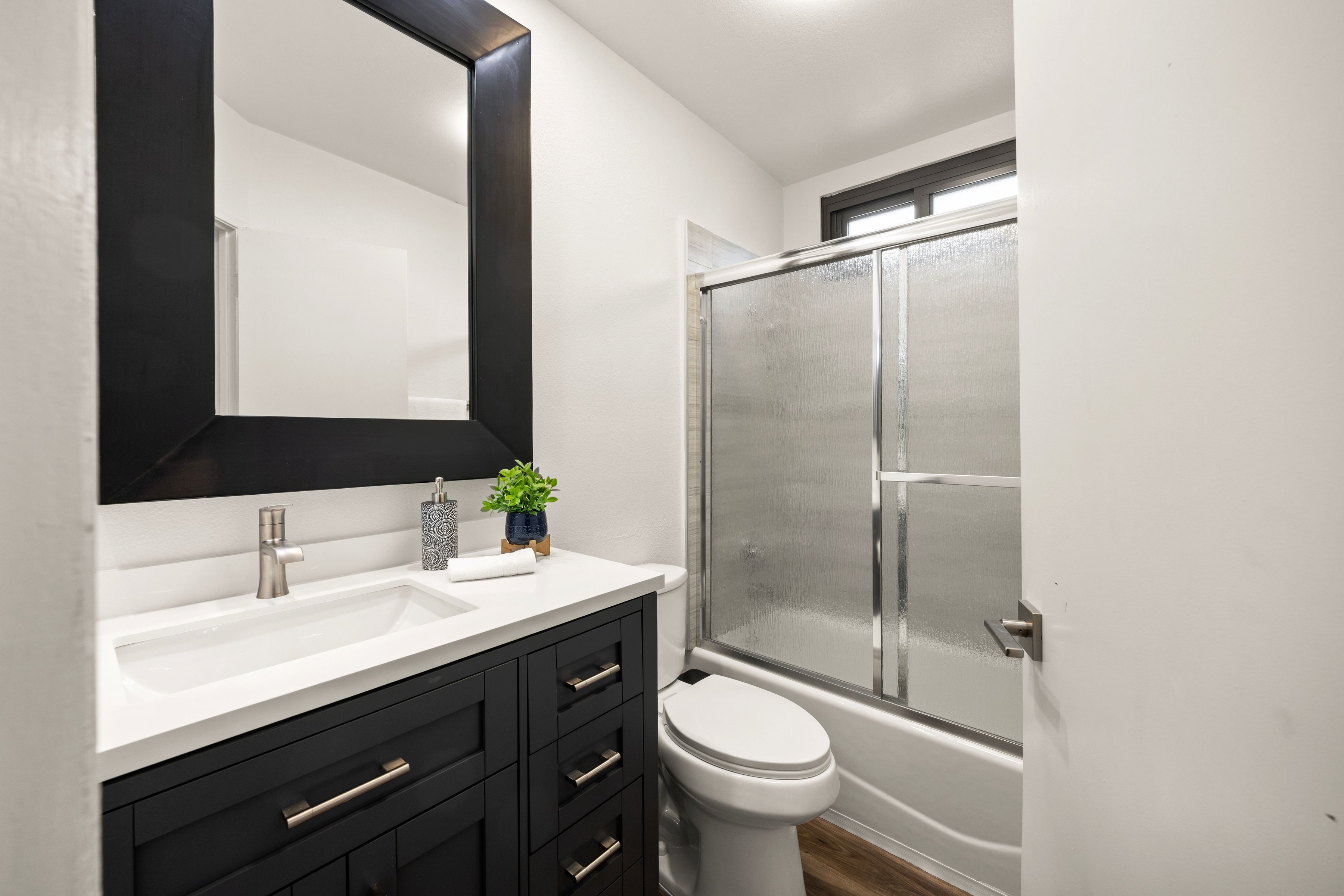  6540 Hayvenhurst Avenue #3 - 物件實景