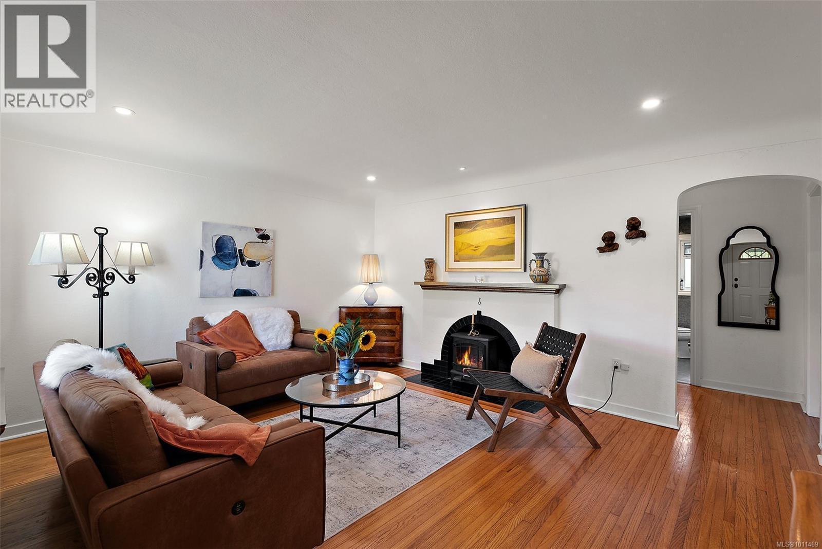 OAK BAY, British Columbia, V8R 5L1, CA, 3 Bedrooms Bedrooms, ,1 BathroomBathrooms,Residential,For Sale,1949750