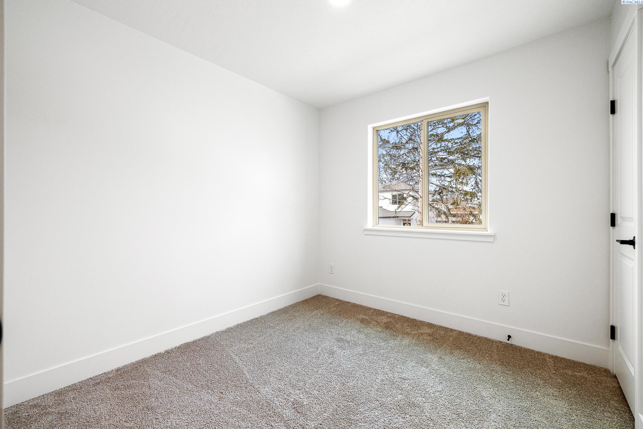 Kennewick, Washington, 99337, United States, 7 Bedrooms Bedrooms, ,Residential,For Sale,1794689