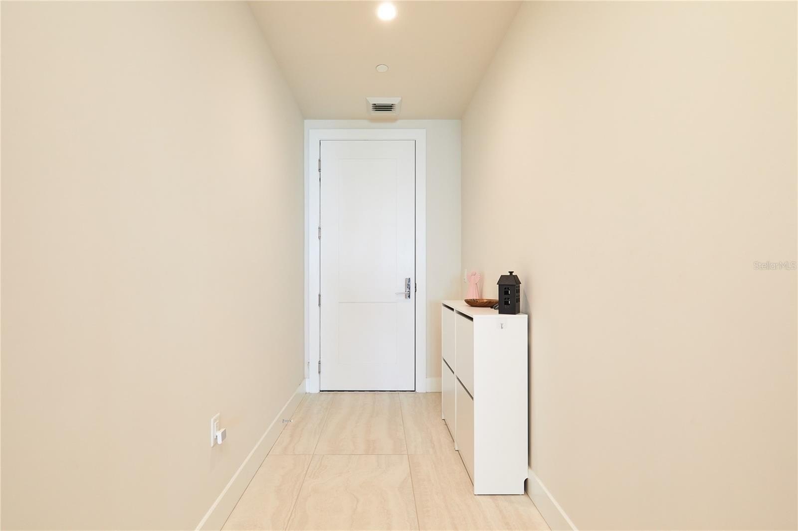 ST PETERSBURG, Florida, 33701, United States, 2 Bedrooms Bedrooms, ,3 BathroomsBathrooms,Residential,For Sale,1981835