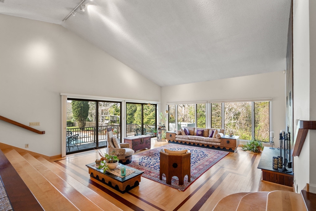 Dartmouth, Massachusetts, 02748, United States, 4 Bedrooms Bedrooms, ,5 BathroomsBathrooms,Residential,For Sale,1804172