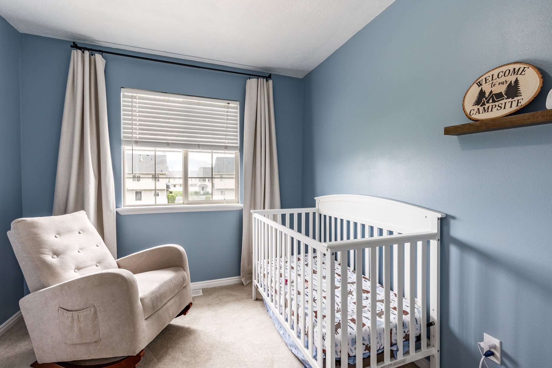  End Row Townhome in Highly Desired Location - 物件實景