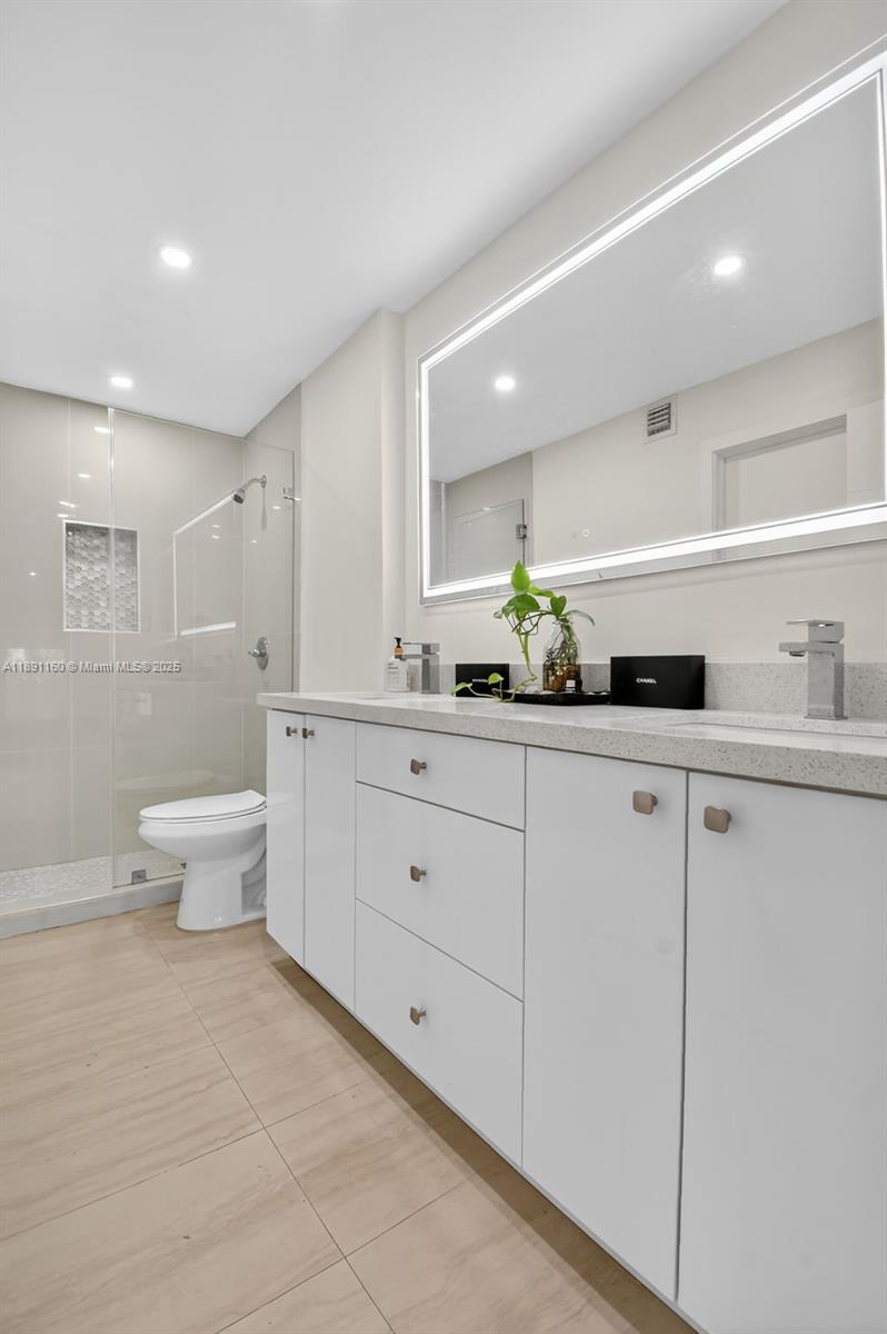 Miami, Florida, 33180, United States, 3 Bedrooms Bedrooms, ,3 BathroomsBathrooms,Residential,For Sale,1961045