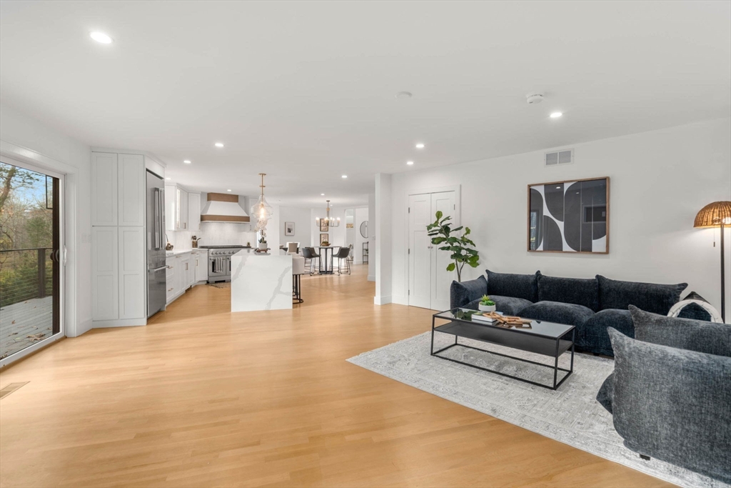 Weston, Massachusetts, 02493, United States, 4 Bedrooms Bedrooms, ,5 BathroomsBathrooms,Residential,For Sale,1989089