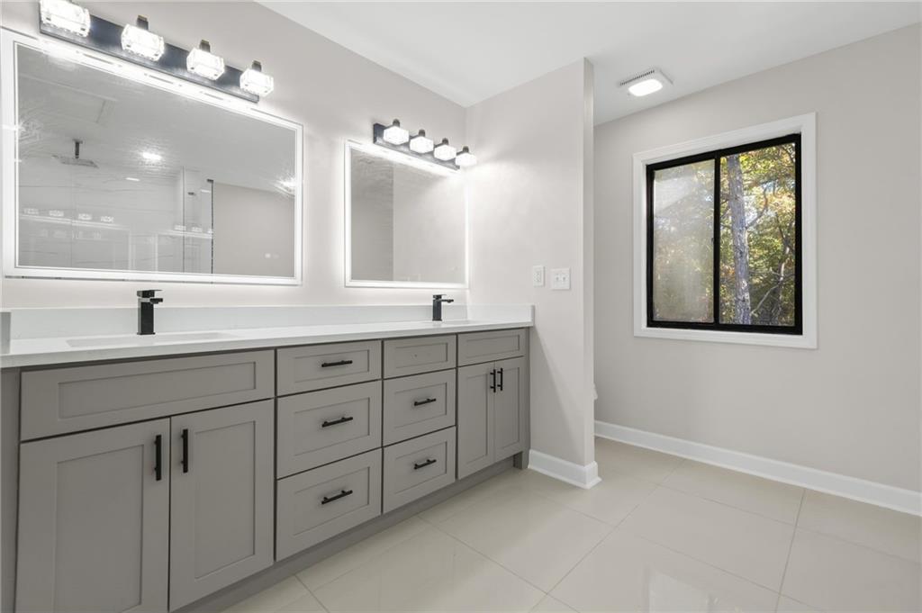 Snellville, Georgia, 30039, United States, 5 Bedrooms Bedrooms, ,4 BathroomsBathrooms,Residential,For Sale,1993862