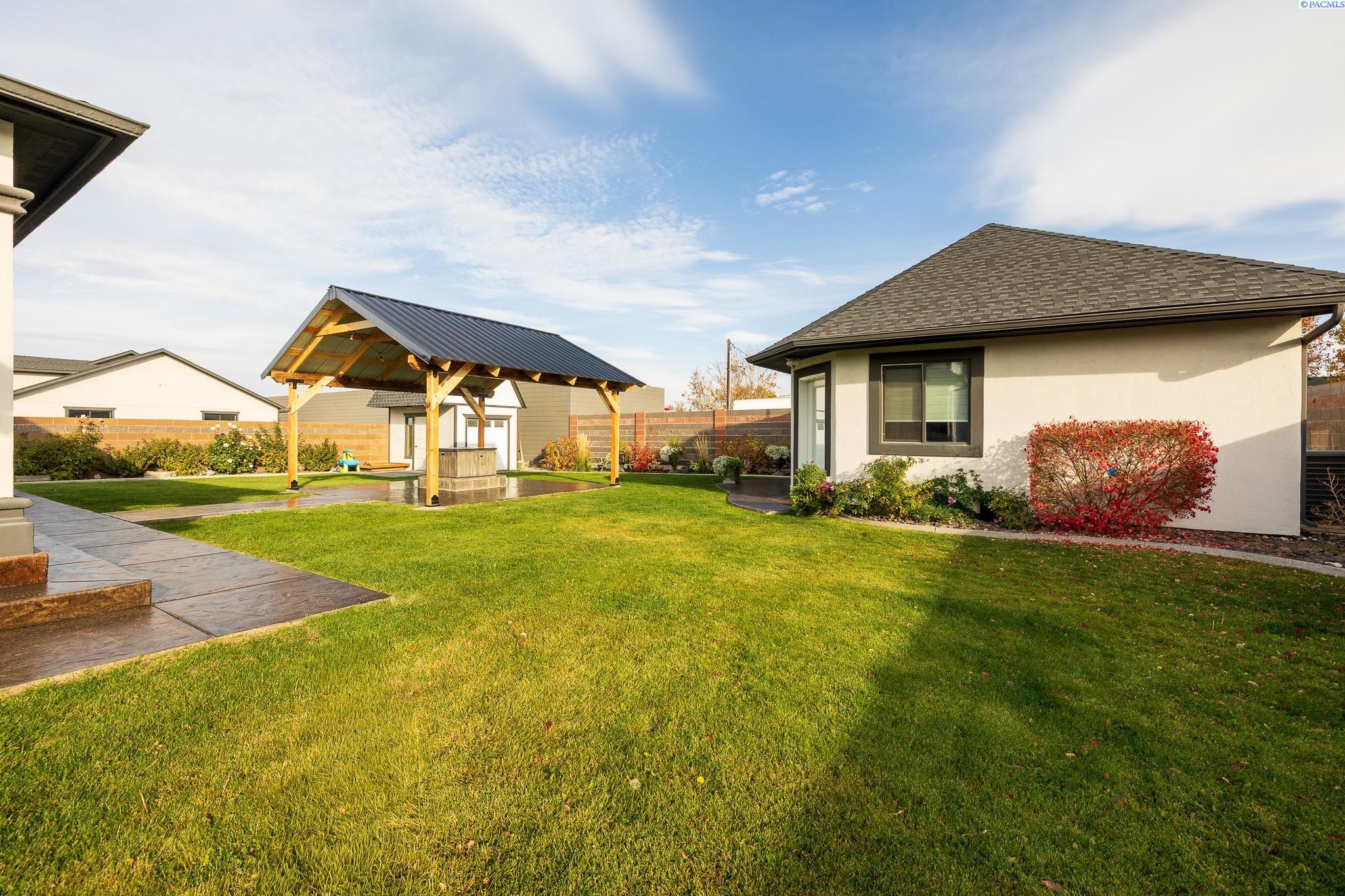 Kennewick, Washington, 99336, United States, 7 Bedrooms Bedrooms, ,7 BathroomsBathrooms,Residential,For Sale,1990805