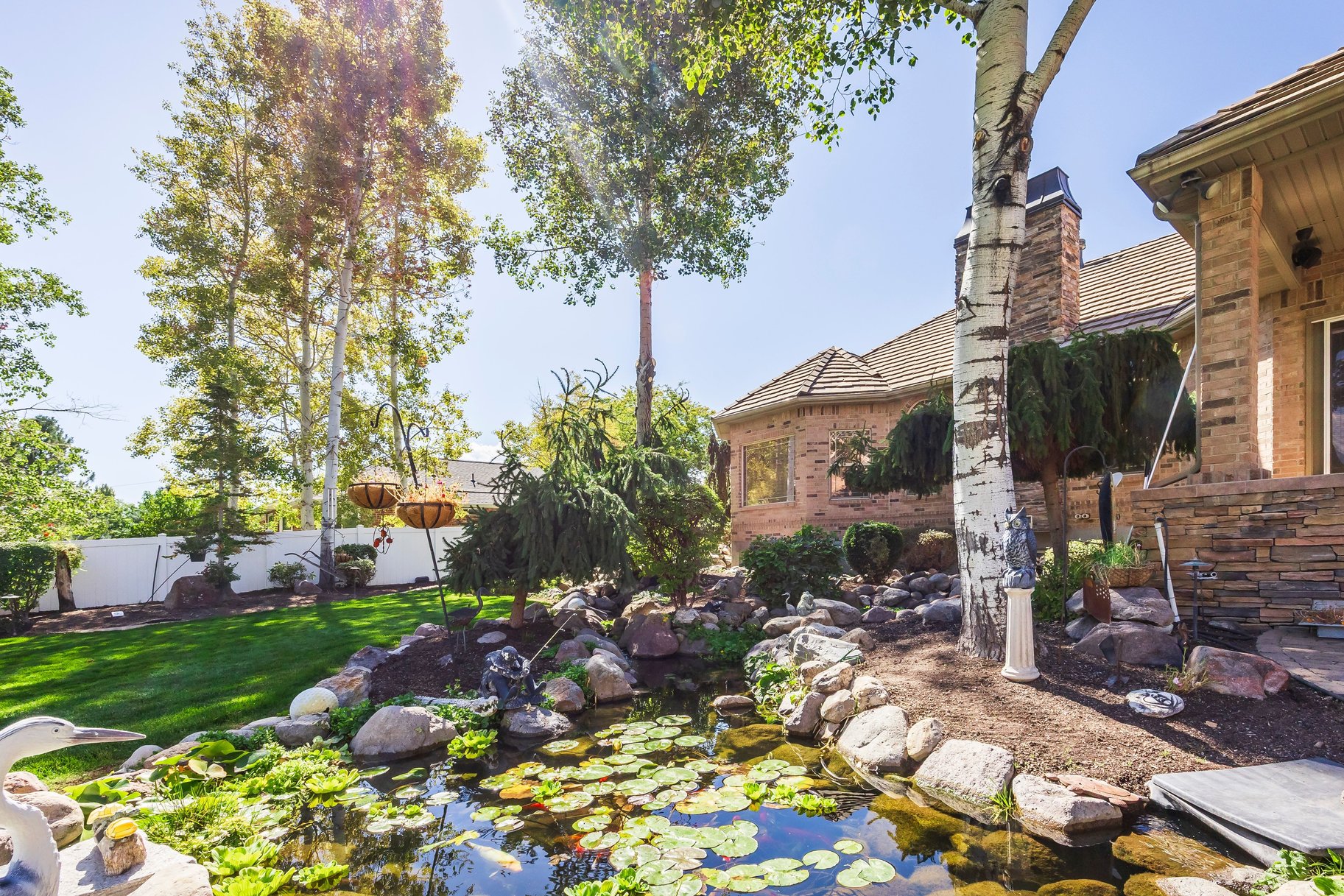  Custom South Jordan Rambler with Koi Pond, RV Parking & ADU Apartment - 物件實景