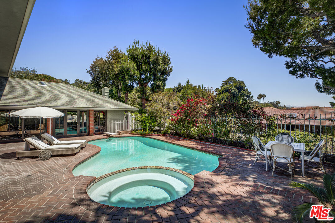 Los Angeles, California, 90027, United States, 4 Bedrooms Bedrooms, ,4 BathroomsBathrooms,Residential,For Sale,1918176