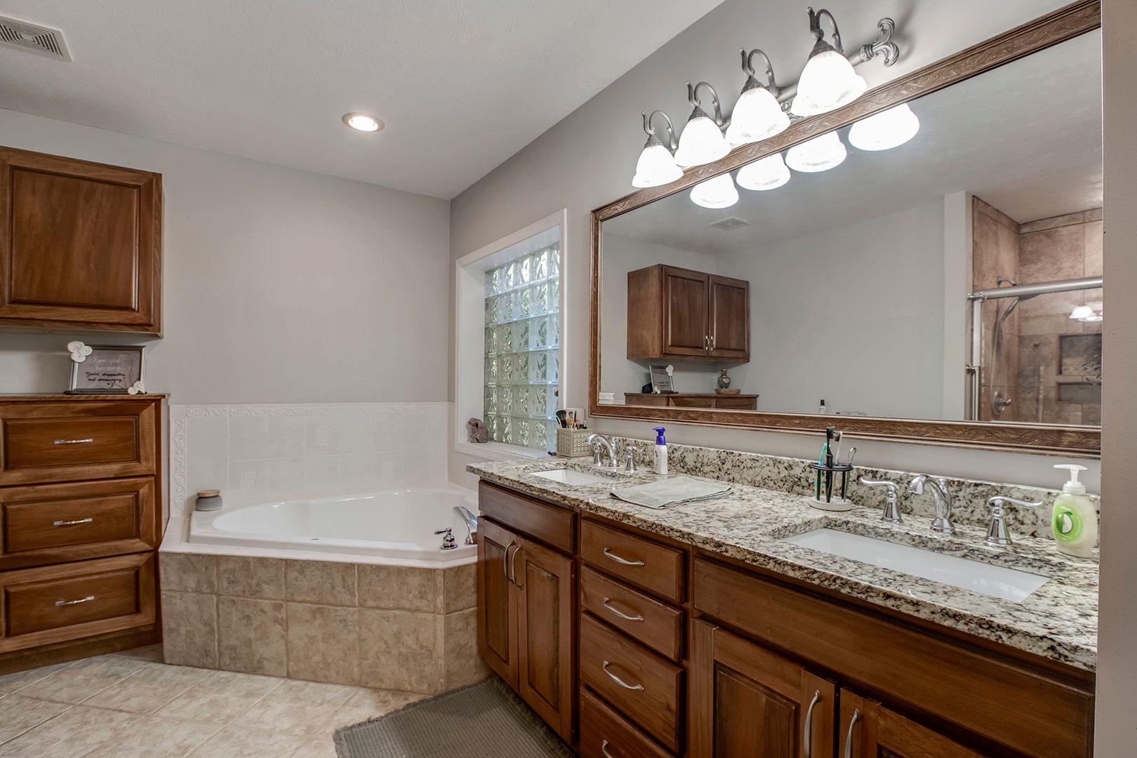 Kingston, Tennessee, 37763, United States, 5 Bedrooms Bedrooms, ,5 BathroomsBathrooms,Residential,For Sale,2011404