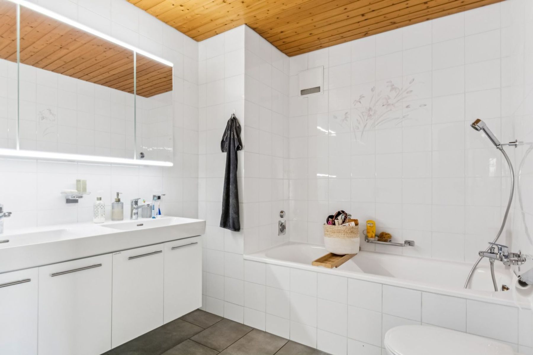  RARE OPPORTUNITY IN CORGÉMONT: Superb 5.5-room apartment with garage-workshop - 物件實景