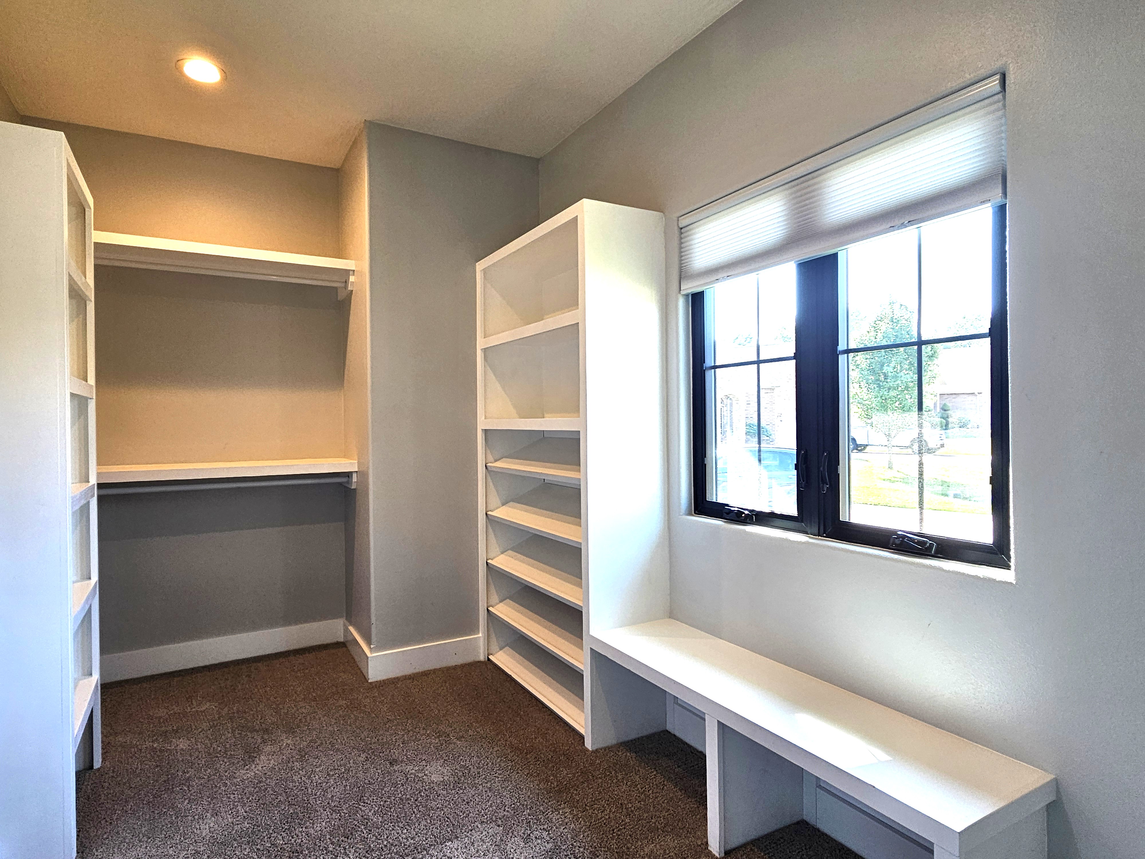 SPRINGFIELD, Missouri, 65804, United States, 4 Bedrooms Bedrooms, ,4 BathroomsBathrooms,Residential,For Sale,1996433