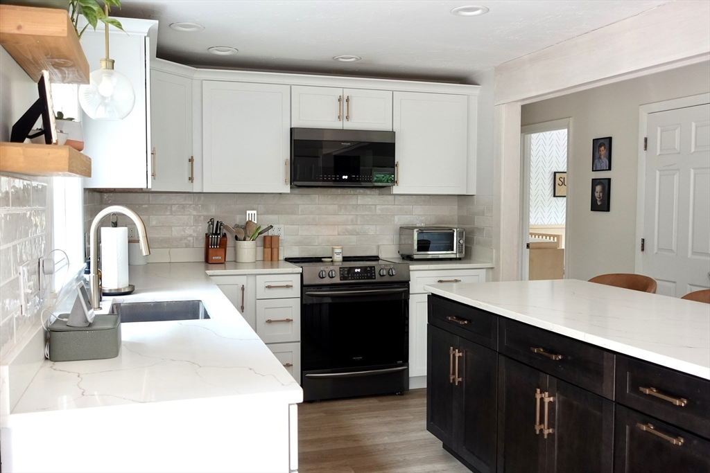 Franklin, Massachusetts, 02038, United States, 3 Bedrooms Bedrooms, ,1 BathroomBathrooms,Residential,For Sale,1972596