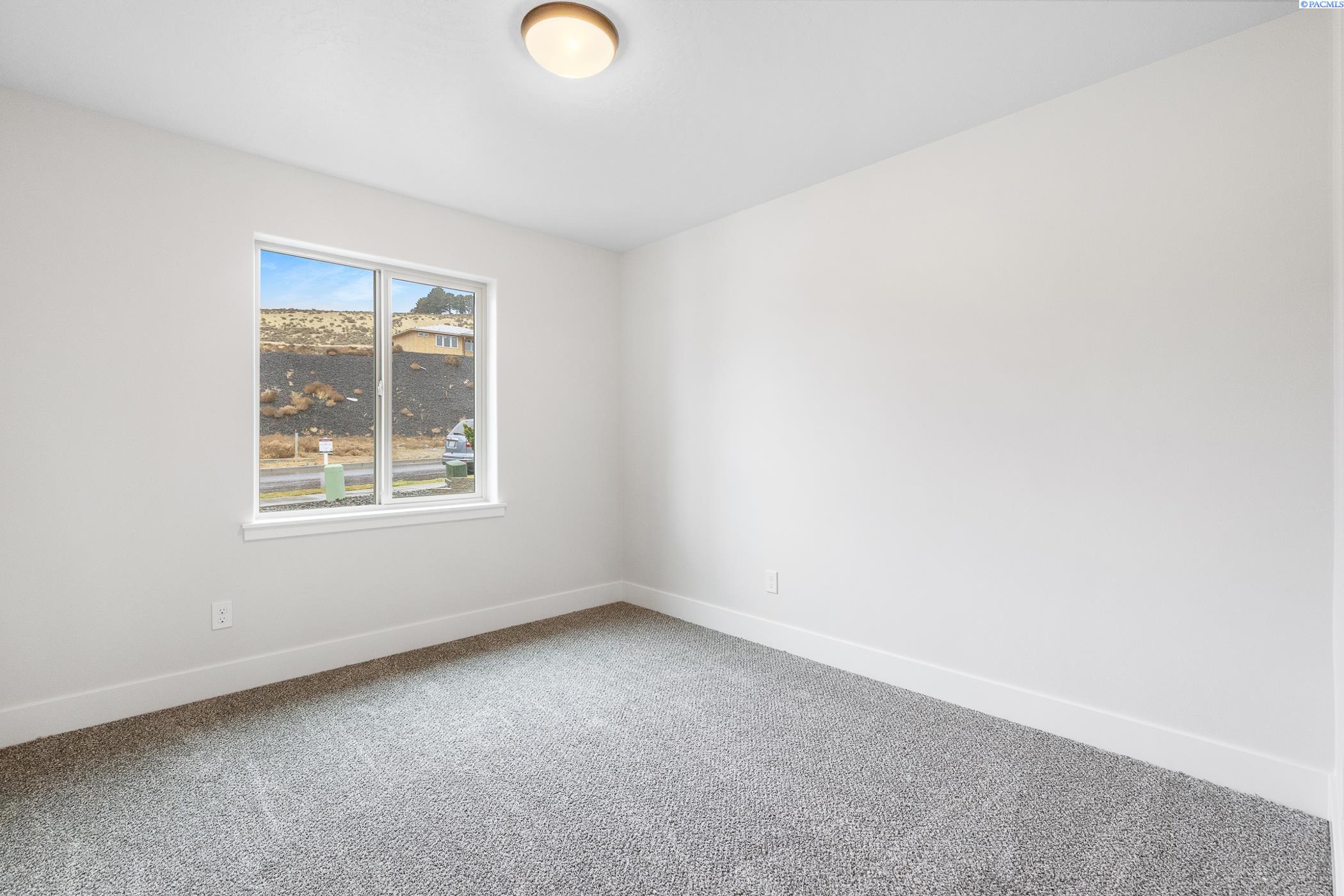 Kennewick, Washington, 99338, United States, 4 Bedrooms Bedrooms, ,1 BathroomBathrooms,Residential,For Sale,1988920