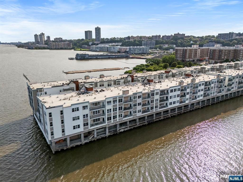 Edgewater, New Jersey, 07020, United States, 2 Bedrooms Bedrooms, ,2 BathroomsBathrooms,Residential,For Sale,1934539