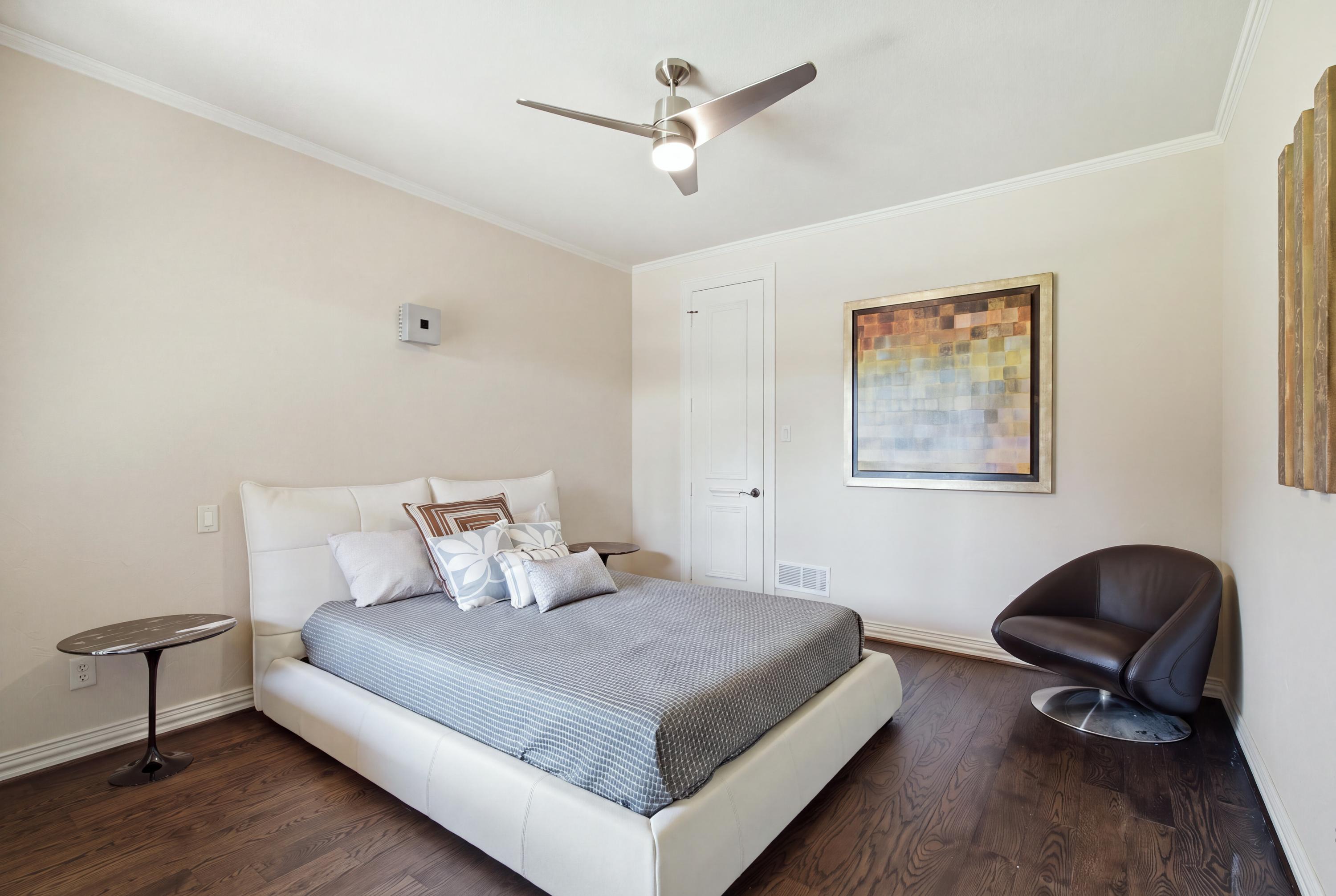  Preston Hollow Home with Pool, Primary Suite Down, 3-Car Garage & Solar - 物件實景