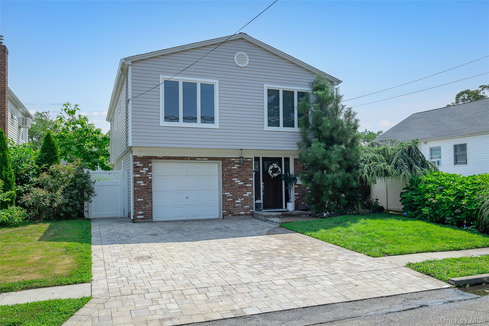 Babylon, New York, 11702, United States, 3 Bedrooms Bedrooms, ,2 BathroomsBathrooms,Residential,For Sale,1930395