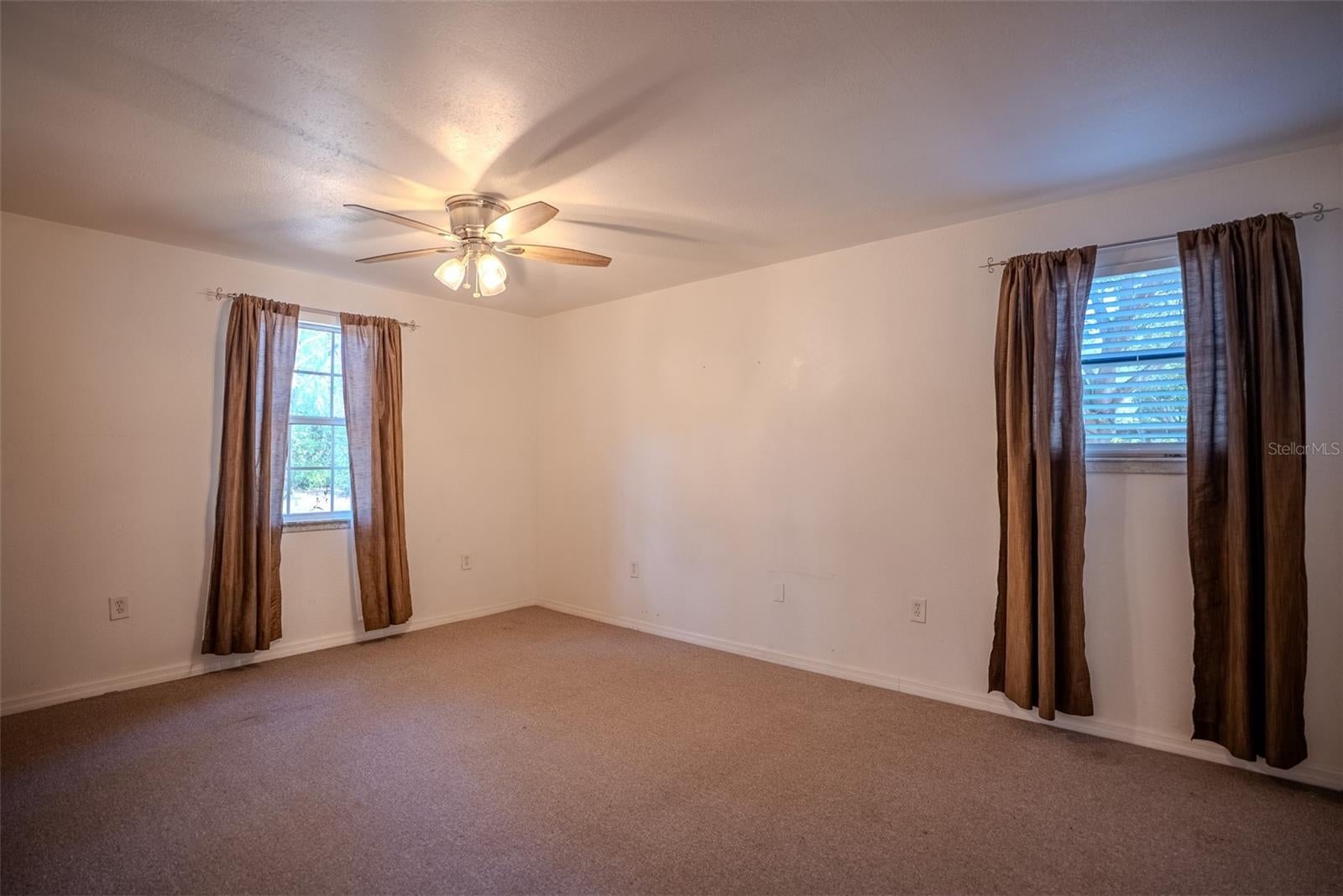LADY LAKE, Florida, 32159, United States, 5 Bedrooms Bedrooms, ,3 BathroomsBathrooms,Residential,For Sale,1850305