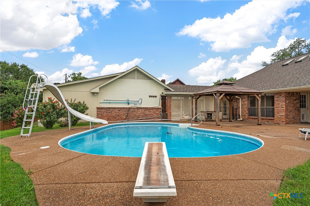 Woodway, Texas, 76712, United States, 5 Bedrooms Bedrooms, ,3 BathroomsBathrooms,Residential,For Sale,1988049