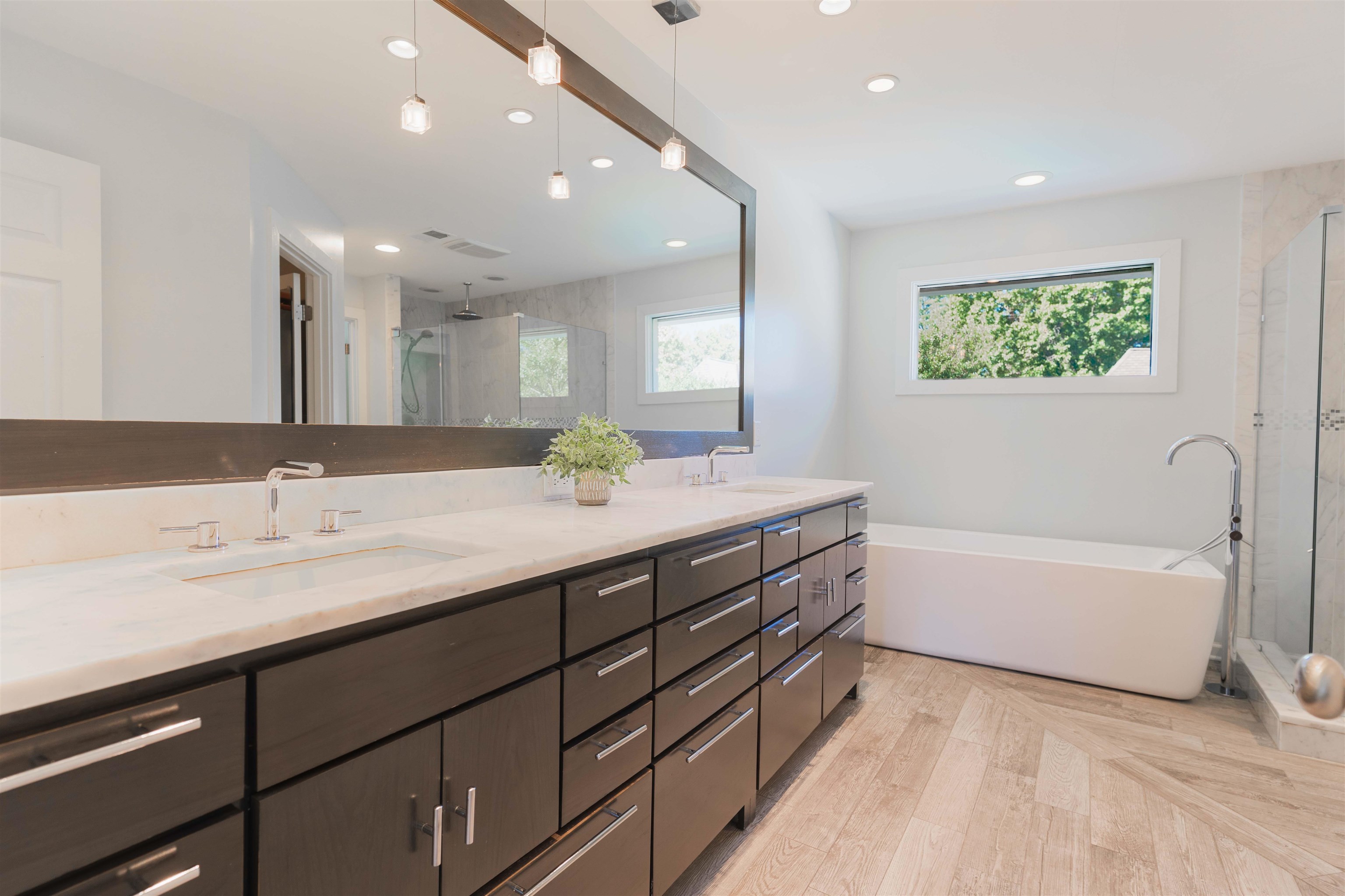 Memphis, Tennessee, 38120, United States, 4 Bedrooms Bedrooms, ,4 BathroomsBathrooms,Residential,For Sale,1965217